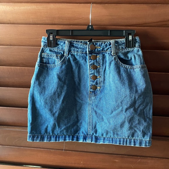 ✨FOREVER 21 Denim Skirt w Button Closure and Rainbow Embroidered Pockets - Picture 2 of 3